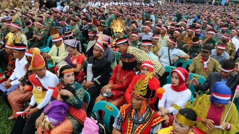 Ratusan warga dan prajurit TNI mengenakan ikat kepala merah putih dan pakaian adat, ketika menghadiri kegiatan Silaturahmi Nusantara Bersatu, di Medan, Sumatera Utara, Rabu (30/11).